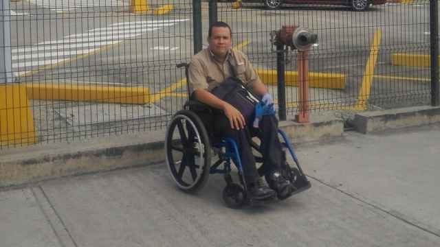 Javier Hernández, a la entrada del Ministerio donde trabajaba