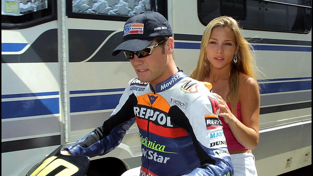 Fonsi junto a Elsa Pataky en el circuito.