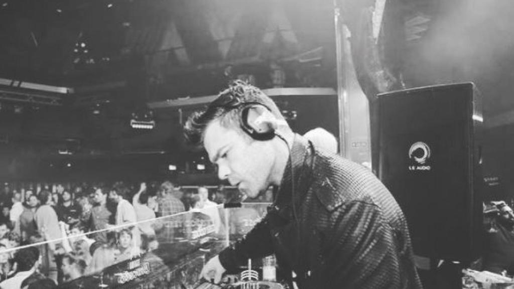 Fonsi ejerciendo de DJ.