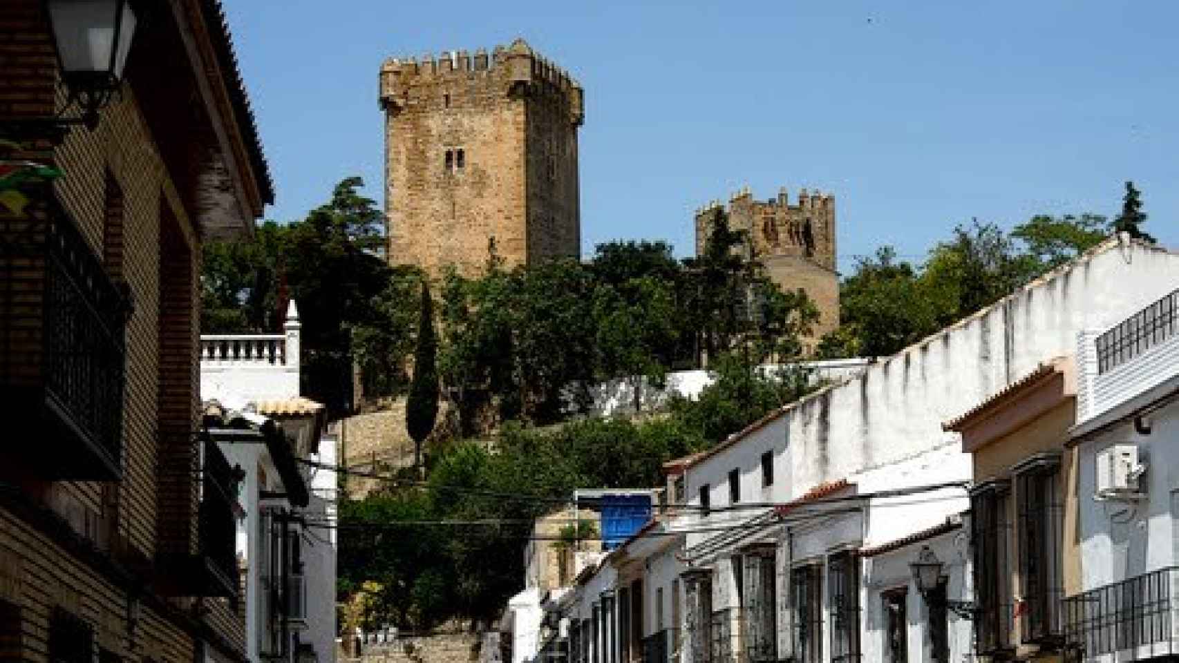 El castillo de Montemayor visto desde una de las calles del pueblo cordobés.