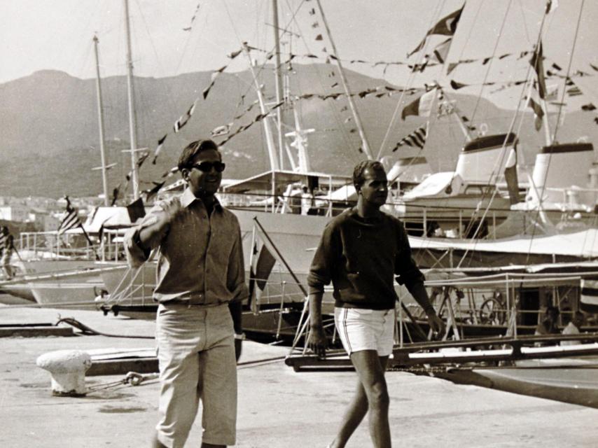 El rey Juan Carlos (dcha.) junto a su cuñado, Constantino de Grecia, en unas vacaciones.