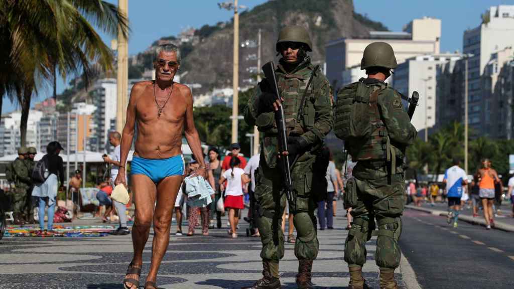 Militares patrullan la playa de Copacabana como parte de un plan para combatir el crimen organizado en Río de Janeiro