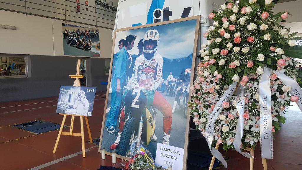 El altar de Ángel Nieto en su ITV de Vallecas donde mimaba a los clientes