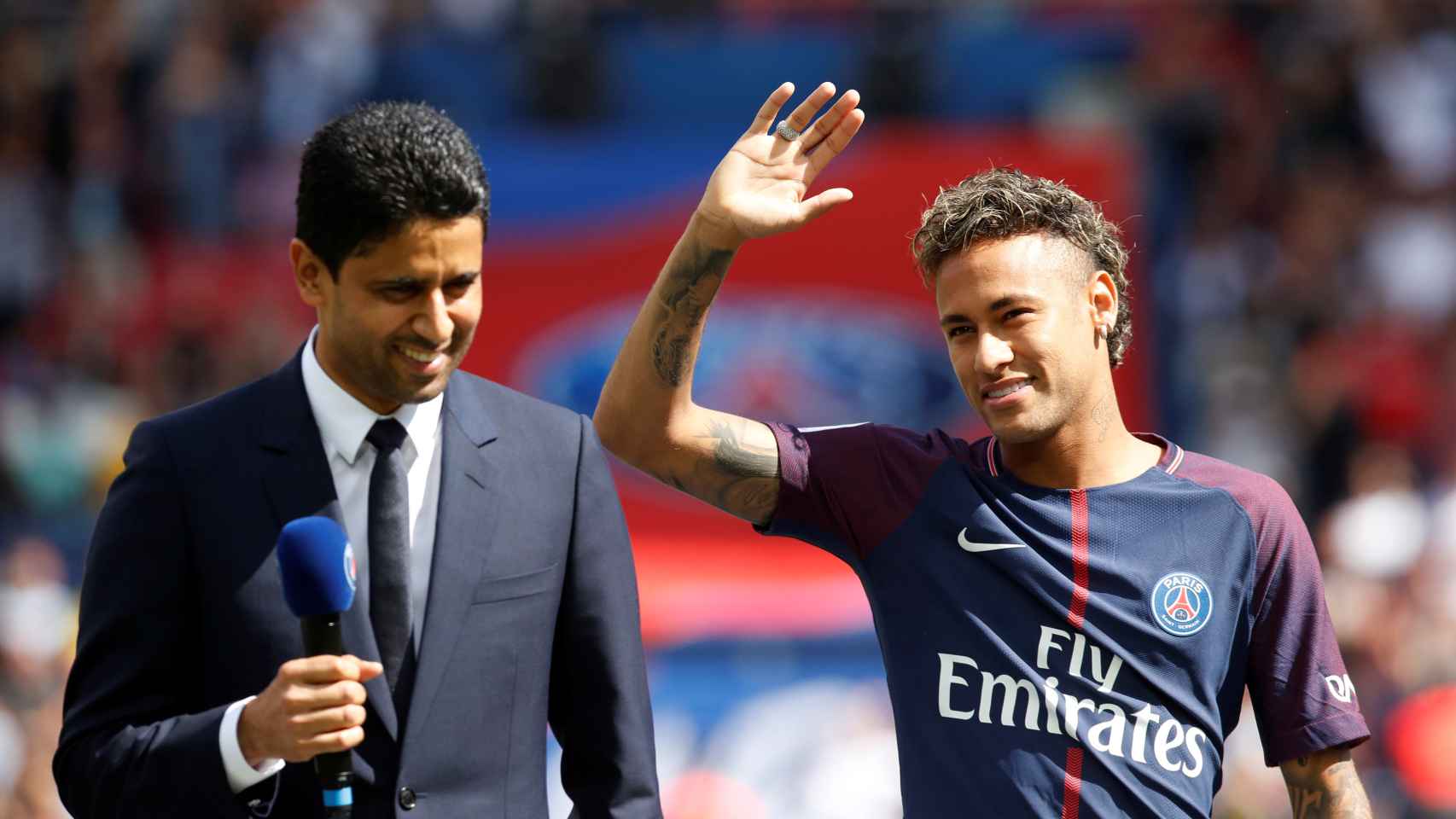 Neymar saluda al público acompañado de Nasser Al-Khelaifi, dueño y presidente del PSG.