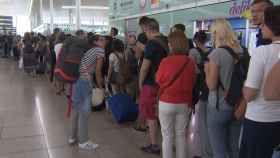 Las colas de pasajeros que se registran estos días en el aeropuerto del Prat.