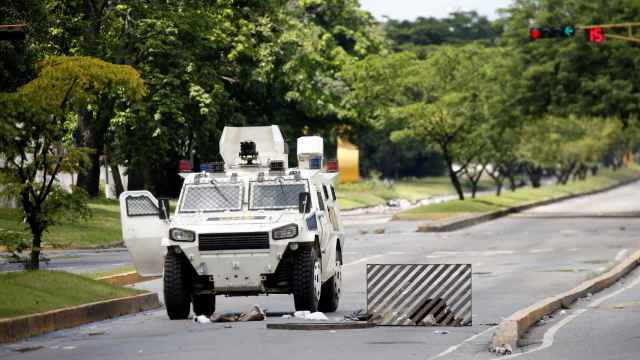 Tanqueta del Ejército venezolano en las calles de Valencia