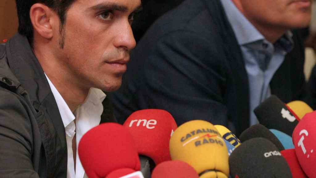 El ciclista Alberto Contador durante una rueda de prensa tras su sanción por dopaje, en febrero de 2012