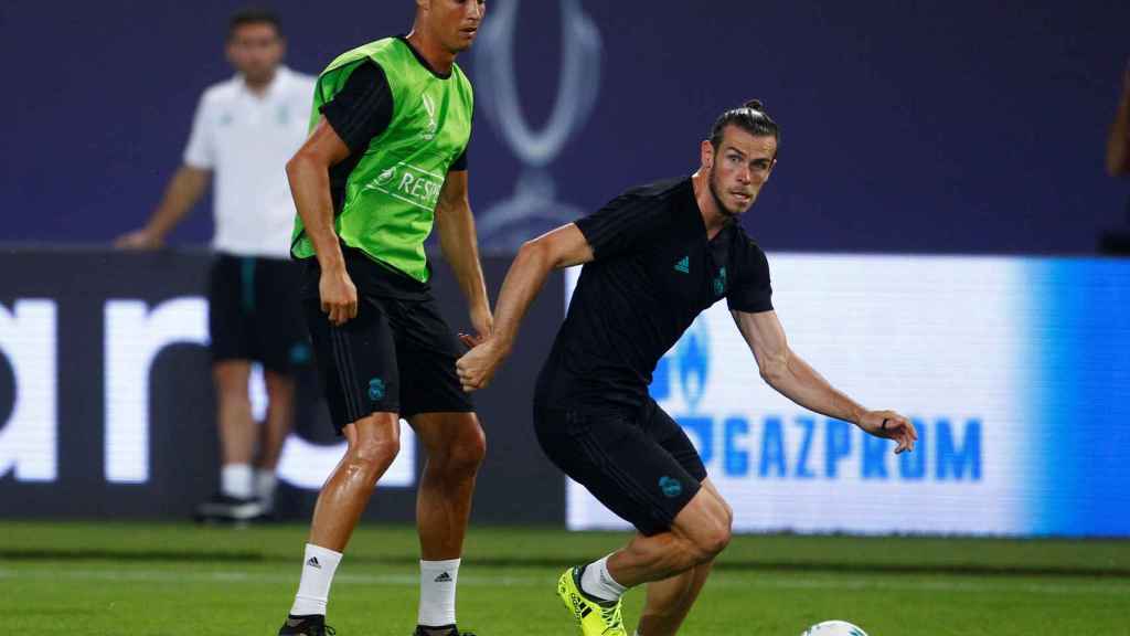 Cristiano Ronaldo y Gareth Bale, en el entrenamiento del Real Madrid previo a la Supercopa.