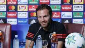 Juan Mata, en rueda de prensa con el United. Foto. manutd.com