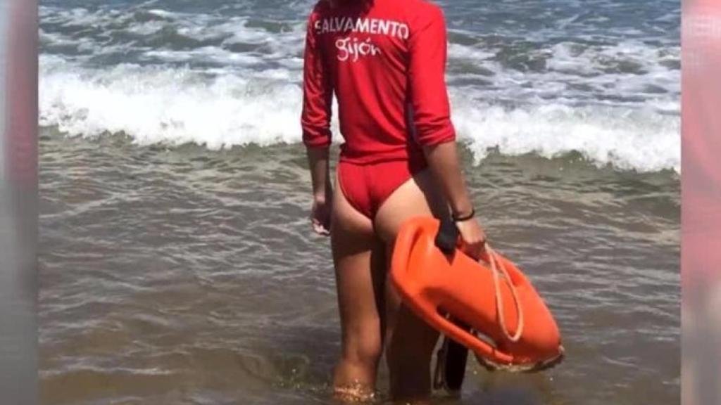 Comentarios machistas sobre las fotografías de las socorristas comenzaron la polémica.