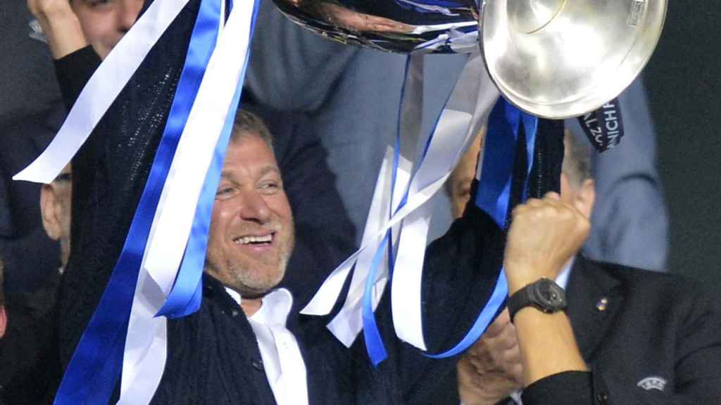 Abramovich sosteniendo el trofeo de la Champions tras la victoria del Chelsea.