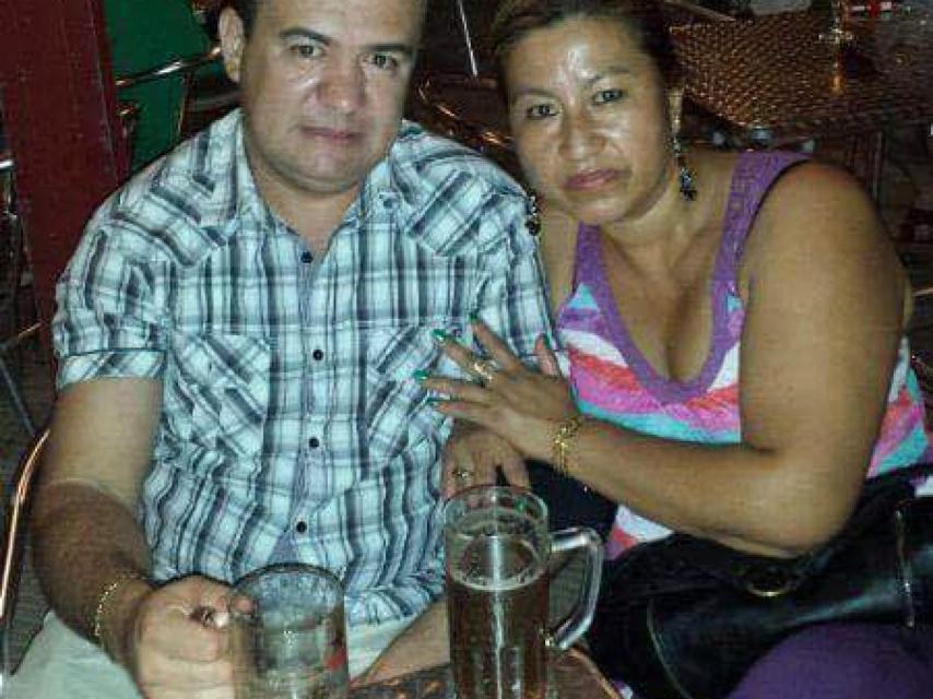 Marisela, de 48 años, junto a su marido y asesino durante una cena