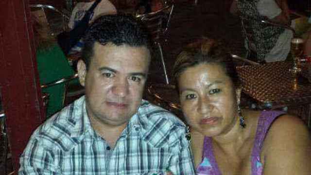 Marisela, de 48 años, junto a su marido y asesino durante una cena