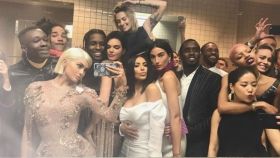 Kylie y Kim Kardashian, en primer plano, durante un macroselfie en una fiesta.