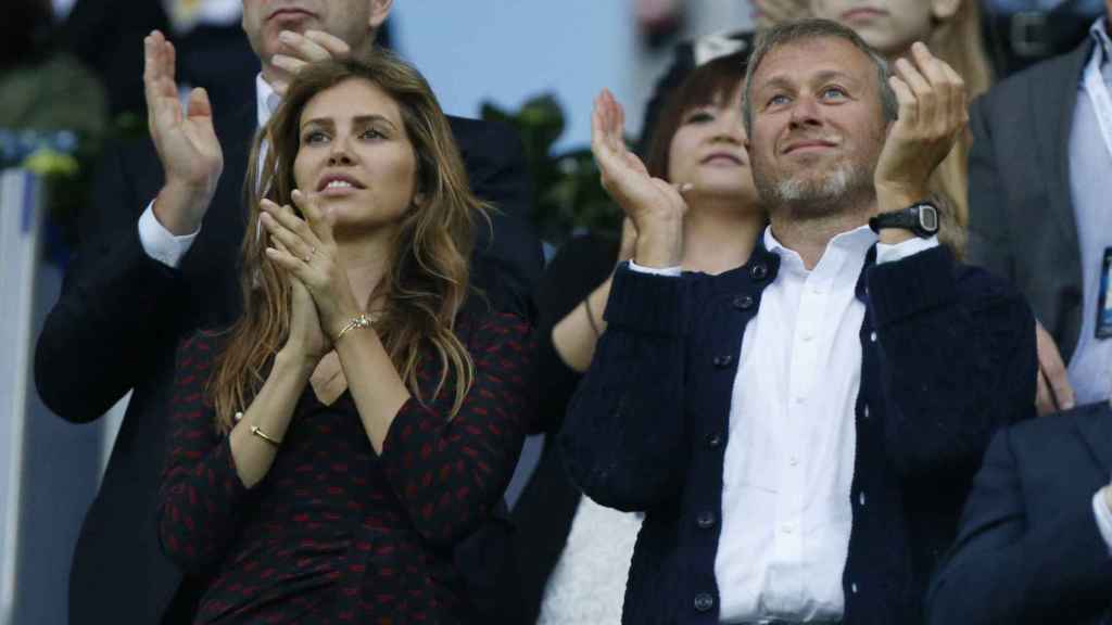 Roman Abramovich y Dasha Zukhova en Munich durante un partido del Chelsea FC