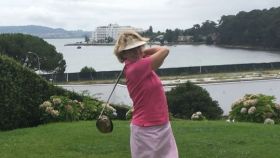 Esperanza Aguirre juega al golf en La Toja.