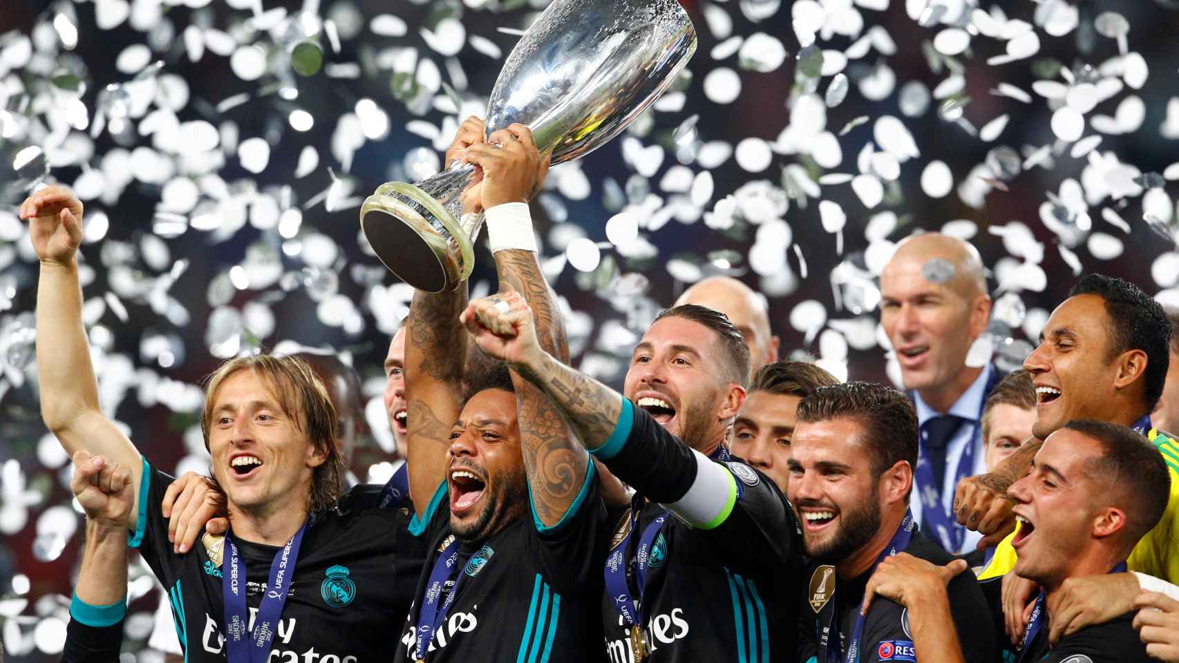Los jugadores del Real Madrid levantan la Supercopa.