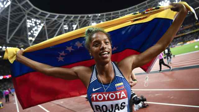 Yulimar Rojas, con la bandera de Venezuela.