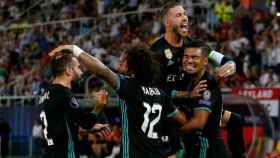 Los jugadores del Madrid celebrando con Casemiro su gol