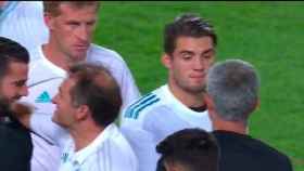 Mourinho abraza a todos los jugadores del Real Madrid tras el partido