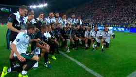 Los jugadores del Real Madrid posan con la Supercopa de Europa durante la celebración