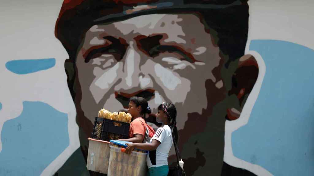 Mural de Hugo Chávez en una calle de Caracas