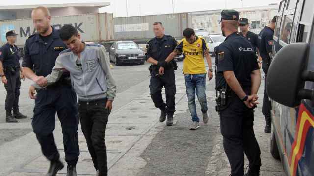 La policía detiene a varios inmigrantes en la frontera de Ceuta.