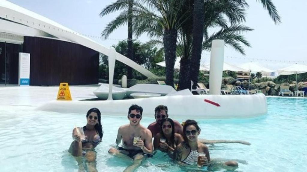 Francisco Nicolás con sus amigos, en Collados Beach.