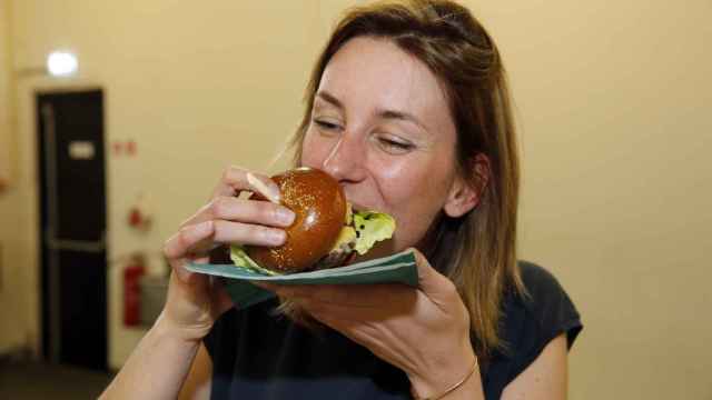 Una mujer come una hamburguesa valorada en 2000 euros.