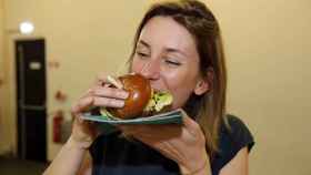 Una mujer come una hamburguesa valorada en 2000 euros.