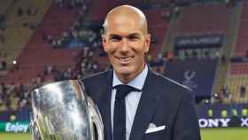 Zidane, posa con la Supercopa de Europa