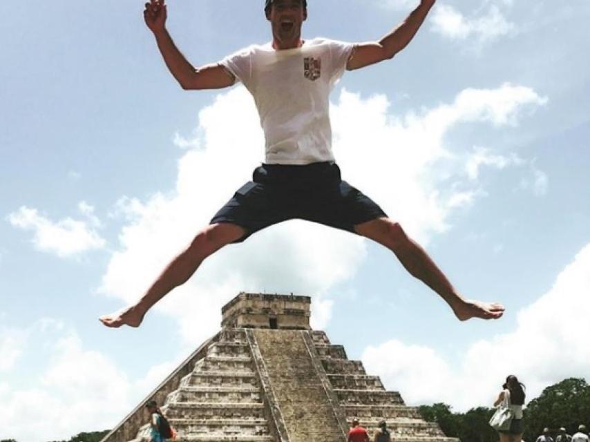El jinete, en una divertida instantánea en la ciudad maya.
