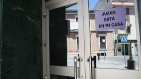 De los comercios y viviendas de Maracena cuelgan carteles que dicen que Juana Rivas está allí