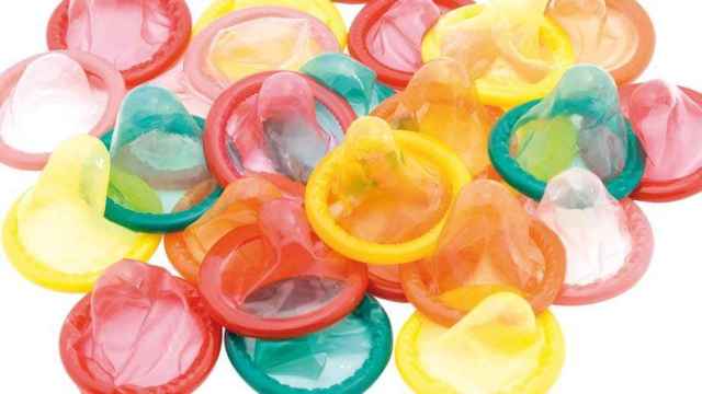 Imagen de varios condones de sabores.