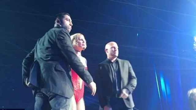Britney Spears interrumpió el concierto cuando el asaltante subió al escenario