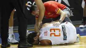 Sergio Llull se duele en el suelo tras su lesión en la rodilla.