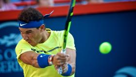 Nadal, golpeando un revés ante Coric en Montreal.