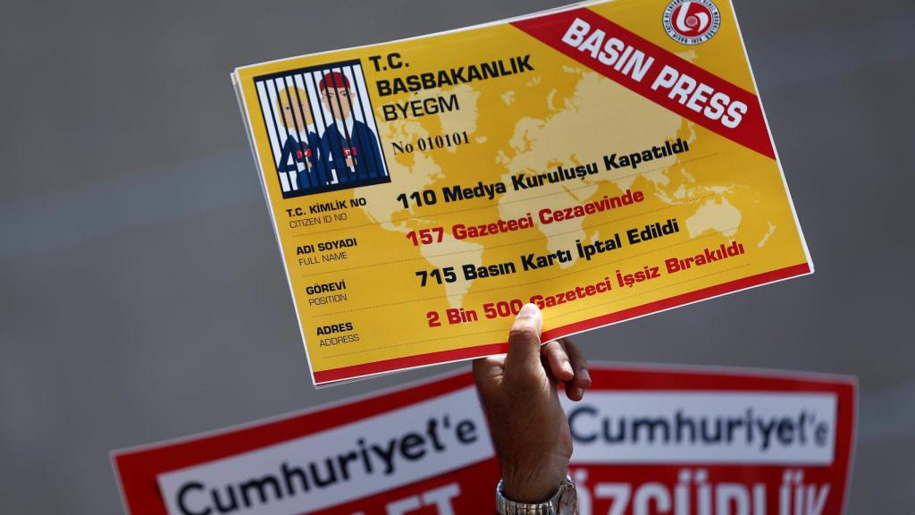 Pancarta por la libertad de prensa durante una manifestación en Estambul