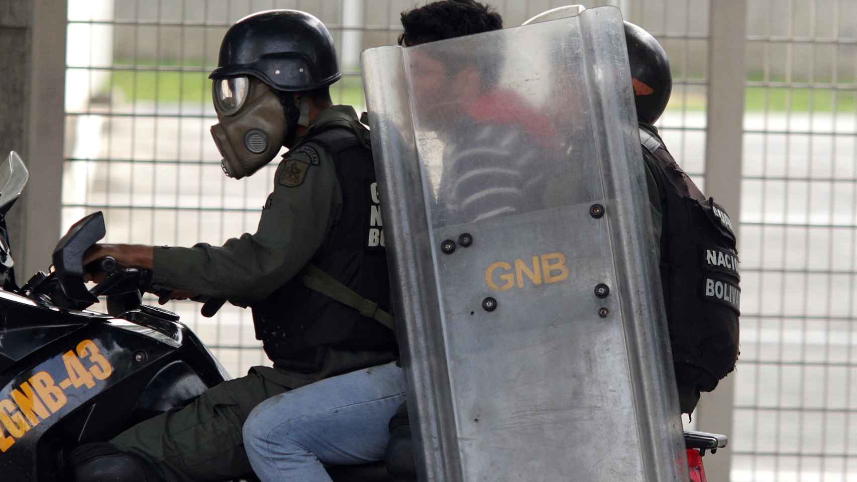 Los policías arrestan a diario a los manifestantes en las calles de Venezuela