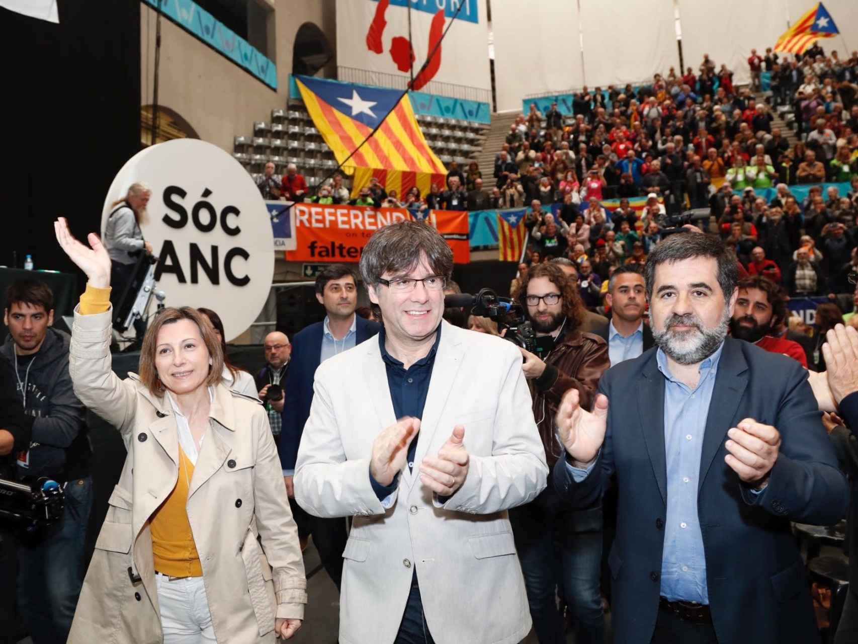 La expresidenta de la ANC, Carne Forcadell, junto con el actual líder, Jordi Sánchez, y el president, Carles Puigdemont.