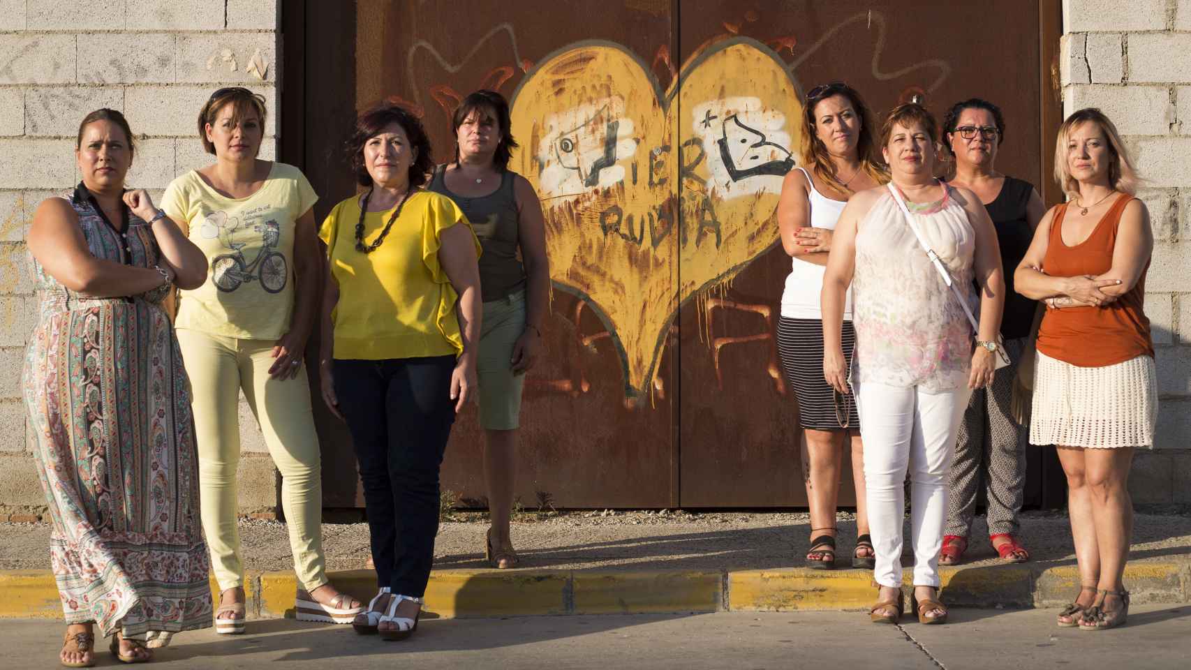 De izquierda a derecha Auxi, Mónica, Cati, Charo, Susana, Mariluz, Olga y Gema, algunas de las afectadas por el implante de Essure.