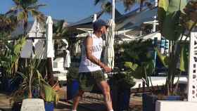 Francisco Granados, volviendo a su casa de Marbella tras hacer deporte en la playa.