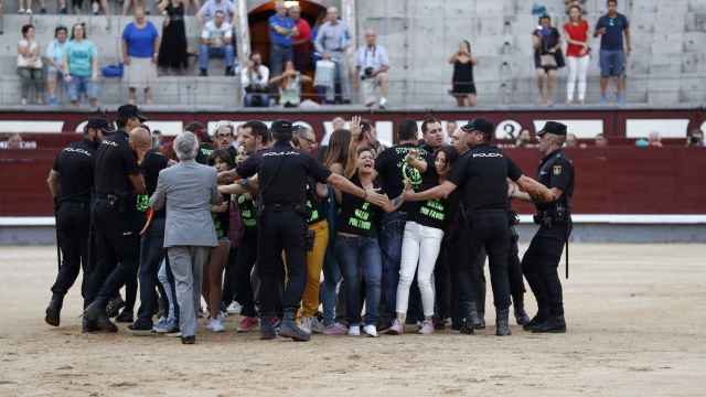 La Policía desaloja a los antitaurinos de Las Ventas.