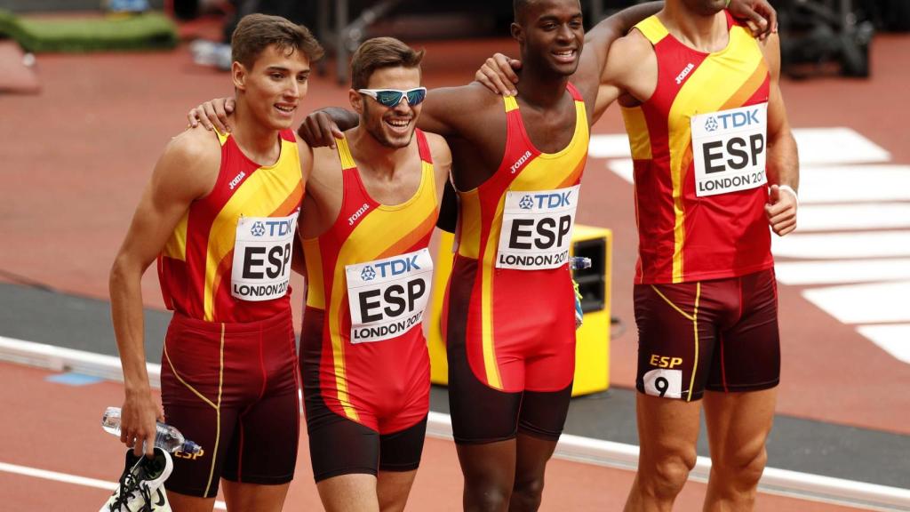 Búa, Husillos, Echéverry y García tras ganar la serie de 4x400 metros.