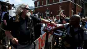 Un supremacista blanco se enfrenta a un manifestante de 'Antifas'.
