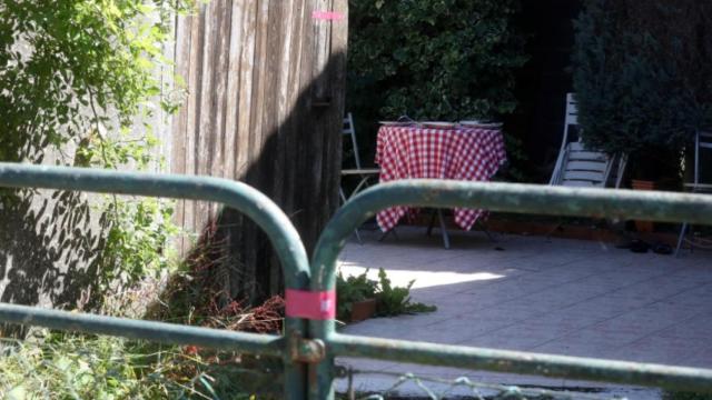 Patio en el que los dos íntimos amigos fallecieron durante una cena en una noche de verano