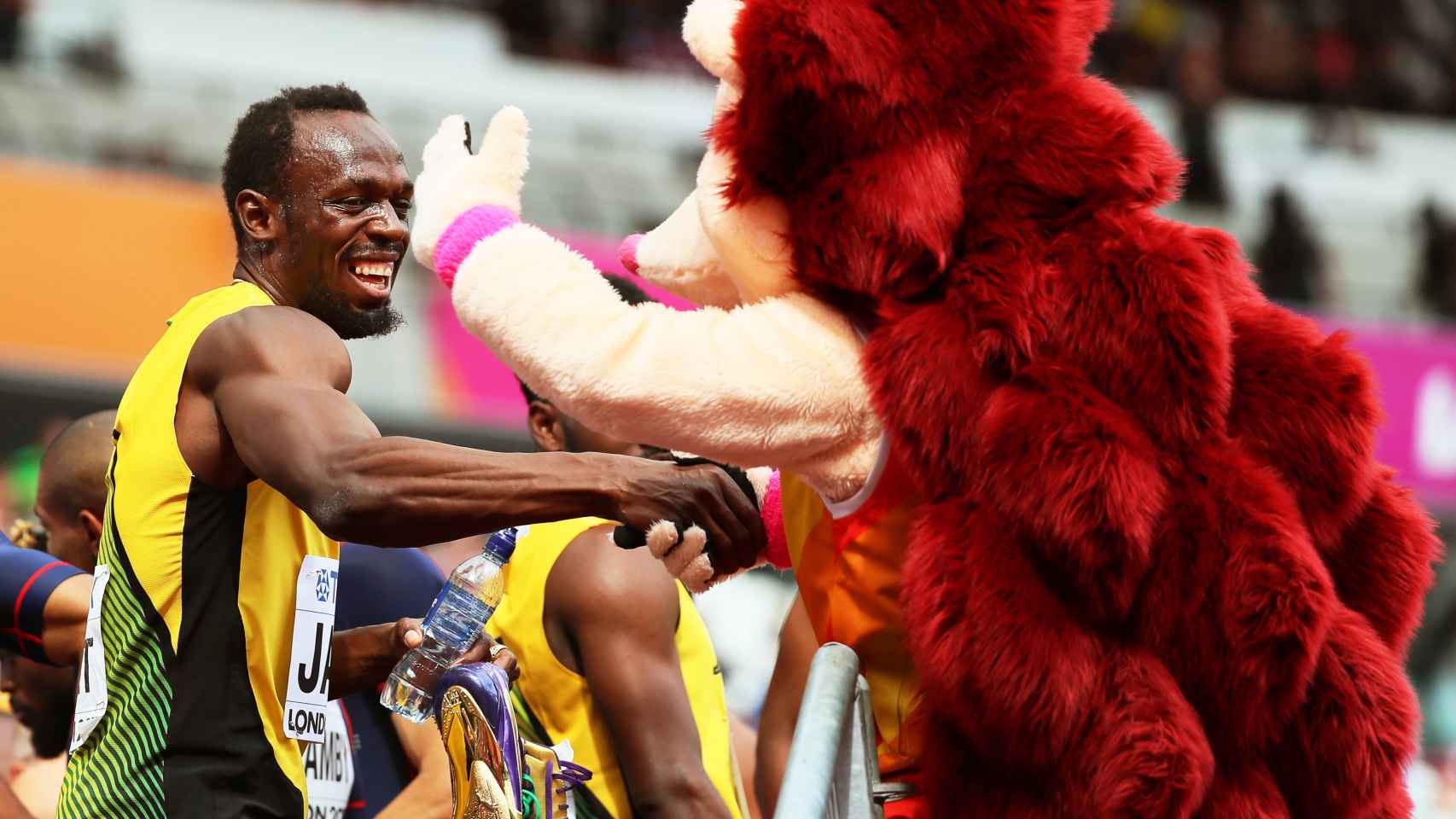 Usain Bolt bromea con la mascota oficial, Hero, después de participar en los 4x100m masculinos de relevos. 4 de agosto.