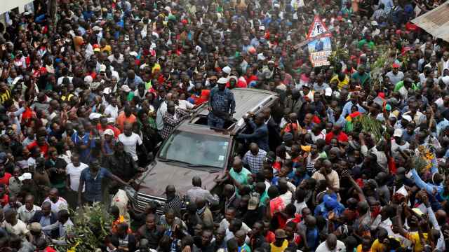 El opositor keniata Raila Odinga saluda a sus seguidores.