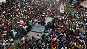 El opositor keniata Raila Odinga saluda a sus seguidores.