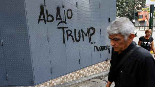 Una pintada en Caracas rechaza las criticas de Trump.
